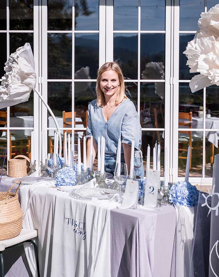 Simone hinter einem dekorierten Tisch