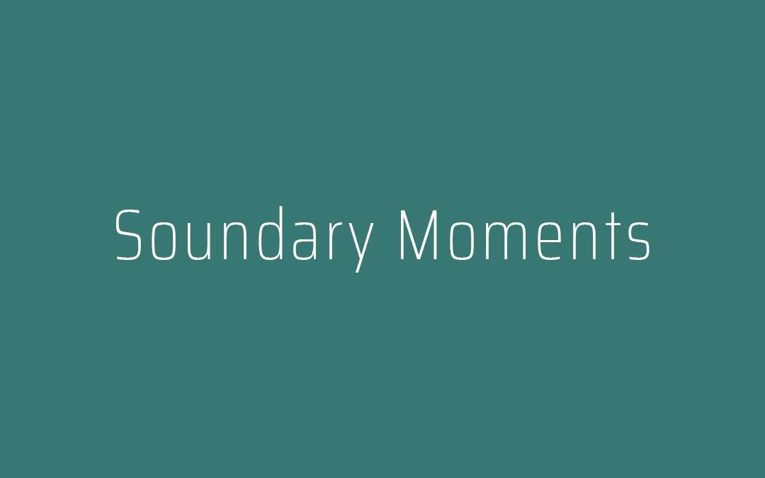 Soundary Moments weiße Schrift auf grünem Grund
